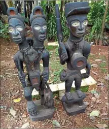  ??  ?? Ces photos, qui montrent des statuettes africaines proposées à la vente en France, ont servi à escroquer une victime.