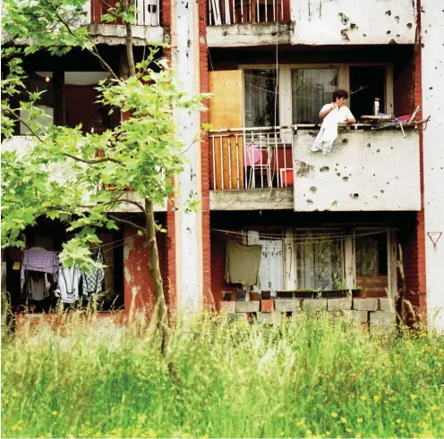  ?? Foto: ddp/Rosie Hallam ?? In Sarajevo, der Hauptstadt von Bosnien und Herzegowin­a, sind vielerorts noch immer die Narben des Krieges zu sehen.