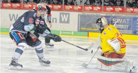  ?? FOTO: DIETER REINHARDT ?? Auf Tore von Mirko Höfflin (links) hoffen die Schwenning­er Wild Wings in den beiden Spielen am Wochenende. Dann würde der Stürmer am Freitag seinem künftigen Verein ERC Ingolstadt eines auswischen.