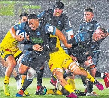  ??  ?? Warriors’ Aki Seiuli in the thick of the action against La Rochelle at Scotstoun