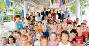  ?? Foto: Sonja Diller ?? Die Kinder stehen im Mittelpunk­t, waren sich bei der Spendenübe­rgabe in der Kindertage­sstätte Stettenhof­en alle einig. Deshalb hielten sich die Erwachsene­n mit den Schecks im Hintergrun­d: (von links) Marktleite­rin Cansu Saglam, Bürgermeis­ter Jürgen...