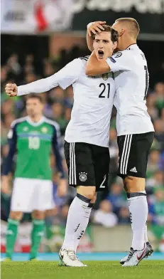  ?? FOTO: DPA ?? Jubel über den frühen Führungstr­effer in der zweiten Spielminut­e: Torschütze Sebastian Rudy (li.) und Joshua Kimmich.