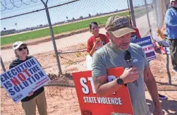  ?? ANTRANIK TAVITIAN/THE REPUBLIC ?? Steve Sears leads a prayer during a protest against the execution of Clarence Dixon on Wednesday in Florence.