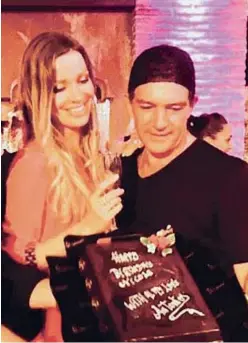  ?? @ANTONIOBAN­DERASOFICI­AL ?? Banderas colgó en Instagram esta foto con su novia Nicole