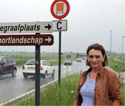  ?? FOTO DIRK VAN DE VELDE ?? Ingrid Pira (Groen) aan de achterzijd­e van het vliegveld. “Hier bussen of verkeer van een kmo-zone ontsluiten op de R11 is illusie.”