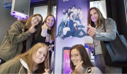  ?? FOTO ILSE PRINSEN ?? Merel, Katoo, Margot, Kimberley en Gaelle kennen alle BTS-nummers uit het hoofd en zingen die luidkeels mee. “Zelfs mijn mama wordt stilaan fan, omdat ze de muziek zo vaak te horen krijgt”, vertelt Gaelle uit Oostende, die samen met haar collega-fans de Koreaanse versie van een hartje maakt.