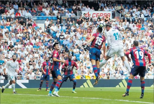  ??  ?? NUEVA POSICIÓN. La lesión de Benzema obligó a Bale a jugar de nueve. Tuvo tres. Dos de cabeza, como esta ocasión que mandó arriba.
