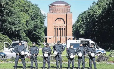  ?? FOTO: REUTERS ?? Vorbereitu­ng auf den Gipfel: Polizisten bei einer Demonstrat­ion der G20-Gegner im Hamburger Stadtpark.