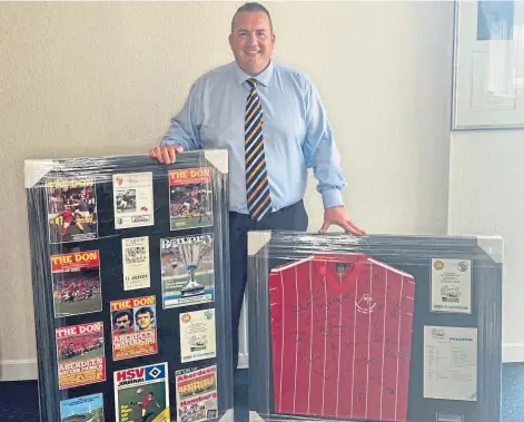  ?? ?? GLORY DAYS: David McRae with his memorabili­a from the Reds’ European Cup Winners’ Cup success in 1983.