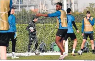  ?? PAOLO MAGNI / EFE ?? El colombiano Duvan Zapata bromea durante el entrenamie­nto del Atalanta en Bérgamo.