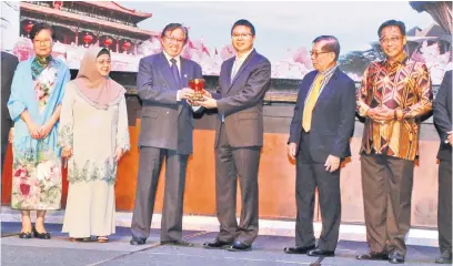  ??  ?? JUMPA LAGI: Abang Johari menerima cenderahat­i tanda kenangan daripada Fu sambil disaksikan (dari kanan) Abdul Karim, Dr Chan, Juma’ani dan Liu.