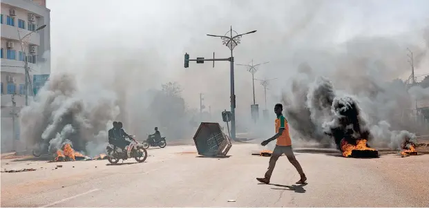  ?? ?? Jugendlich­e Demonstran­ten gingen in der Hauptstadt Ouagadougo­u auf die Straße, um den Putsch des Militärs zu unterstütz­en.