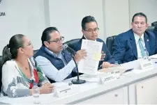  ??  ?? En conferenci­a de prensa los diputados del PRD respaldaro­n al delegado en la demarcació­n Venustiano Carranza y al diputado Manuel Ballestero­s.