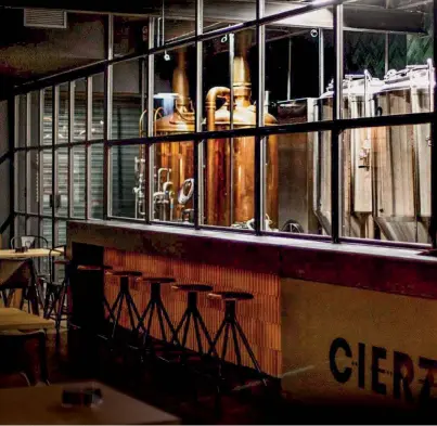  ??  ?? Si en Cierzo Brewing Co. no encuentras la cerveza de tus sueños, es que lo tuyo es el vino.