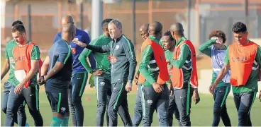  ?? /Sydney Mahlangu/Backpage Pix ?? Seriously focused: Bafana head coach Stuart Baxter, centre, oversees a training session at the Nike Centre in Soweto before the squad left for the World Cup qualifier against Cape Verde.