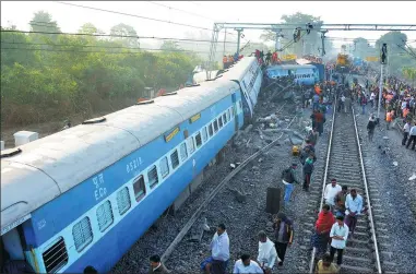  ?? AFP ?? Rescue workers search for victims at the site of the derailment of the Jagdalpur-Bhubaneswa­r express train near Kuneru station in southern Andhra Pradesh state on Sunday.