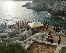  ??  ?? Le must de ces clubs éphémères, ce fut sans l’ombre d’un doute la « beach party » électro sauvage dans une crique de rêve de Saint-Jean-Cap-Ferrat.