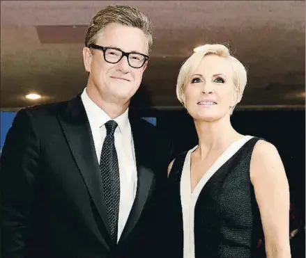  ?? JONATHAN ERNST / REUTERS ?? Joe Scarboroug­h y Mika Brzezinski, en la cena de correspons­ales de la Casa Blanca del 2015