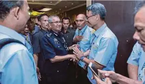  ?? PIC BY ASYRAF HAMZAH ?? Inspector-General of Police Tan Sri Mohamad Fuzi Harun (centre) at the Koperasi Polis Diraja Malaysia Bhd’s annual general meeting in Kuala Lumpur yesterday.