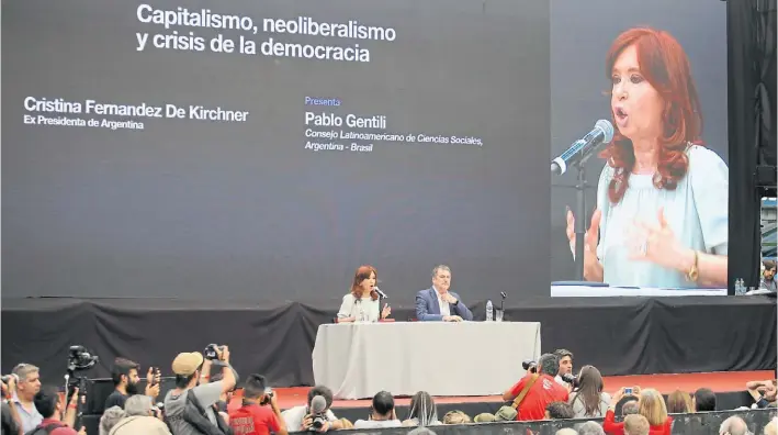  ??  ?? Foro. Cristina Kirchner en el encuentro que, en los hechos, es una contracumb­re al G20. En su gestión, dijo, la gente evitaba ir al supermerca­do los fines de semana “por las colas que había”.