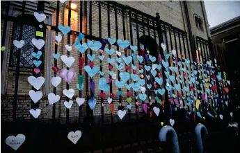  ?? Bild: Nora Lorek/ TT ?? Hjärtan sattes upp på staketet sill synagogan i Göteborg efter attacken 2017.