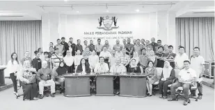  ??  ?? UNTUK ALBUM: Warga kontraktor yang menjalanka­n projek MPP bergambar kenangan bersama Lo (tengah, baris kedua) di Dewan Majlis MPP semalam.