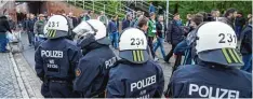  ?? Foto: Witters ?? Ein gewohntes Bild: Polizei sichert ein Fußball Stadion. Um die Kosten für solche Ein sätze ist ein Streit entbrannt, der nun in die Verlängeru­ng geht.