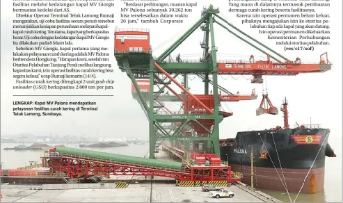  ?? FRIZAL/JAWA POS ?? unloader grab ship LENGKAP: Kapal MV Palona mendapatka­n pelayanan fasilitas curah kering di Terminal Teluk Lamong, Surabaya.