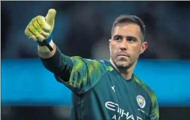  ??  ?? Claudio Bravo saluda a la grada, durante un partido con el Manchester City.