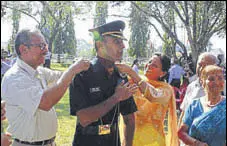  ?? HT PHOTO ?? Lt Nitish Kakkar with his parents in 2015.