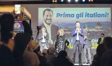  ??  ?? Salvini con Borghi e Bagnai sul palco dell’Otel