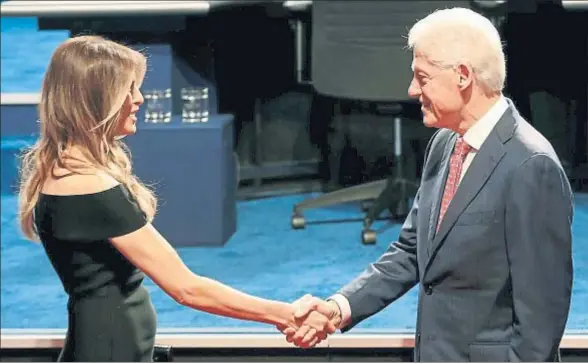  ?? MIKE SEGAR / REUTERS ?? Melania Trump y Bill Clinton, viejos amigos, se dieron la mano antes del debate que protagoniz­aron sus respectiva­s parejas