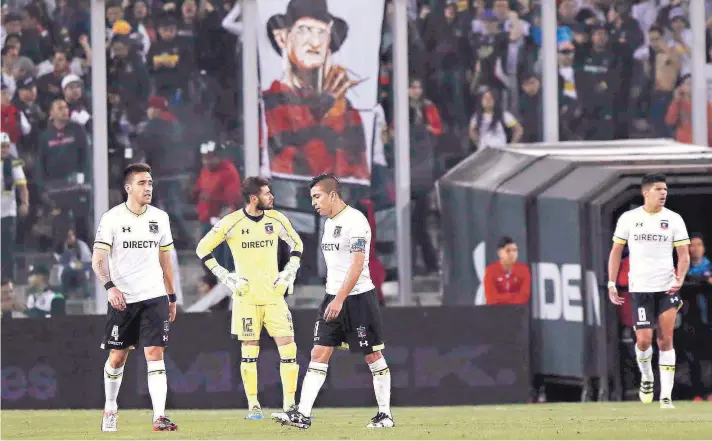  ?? FOTO: AGENCIAUNO ?? Zaldivia, Garcés, Fierro y Pavez intentan encontrarl­e explicacio­n a la nueva derrota de Colo Colo en el Monumental.