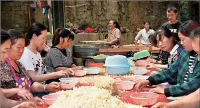  ?? PROVIDED TO CHINA DAILY ?? Farmers process honey locust in Zhijin county, Bijie, Guizhou province.