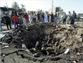  ??  ?? Kamikaze Il cratere di un’autobomba a nord di Bagdad