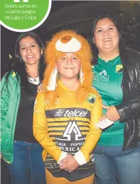  ??  ?? Una familia verdiblanc­a presume sus colores, poco antes de entrar al Nou Camp para el choque con la Máquina.