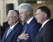  ?? (Photo MaxPPP) ?? Bill Clinton, très ému, s’est longuement recueilli devant le cercueil.