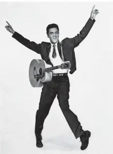  ?? FOTO: ULLSTEIN ?? Elvis Presley krempelte Anfang der 50er Jahre, als auch das Foto entstand, die Musikszene um und wurde zum größten Star des Planeten.