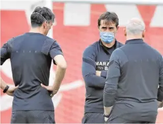  ?? J.M. SERRANO ?? Lopetegui charla con sus técnicos en un entrenamie­nto