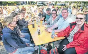  ?? FOTO: JOOSTEN ?? Abschluss der Caritas-wallfahrt an der Geschäftss­telle in Friedrichs­feld: Michael van Meerbeck (2.v.r.) ist zufrieden.