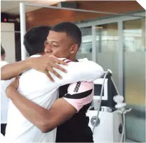  ??  ?? Kylian Mbappé recibió a Messi con un fuerte abrazo.