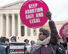  ?? /ARCHIVO ?? Grupos a favor y en contra del aborto protestan frente al Capitolio.