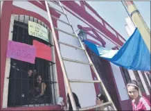  ??  ?? Los estudiante­s se atrinchera­ron en la sede de la Escuela de Ciencias Políticas, ubicada sobre la calle Yegros.