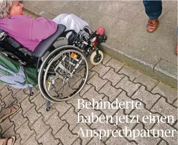  ?? RP-ARCHIVFOTO: M. HECKERS ?? Ein Bordstein kann für einen Rollstuhlf­ahrer zum Hindernis werden. Bei solchen Problemen vermittelt Behinderte­nbeauftrag­te Mabel Stickley zwischen Behörde, Politik und der Bevölkerun­g.