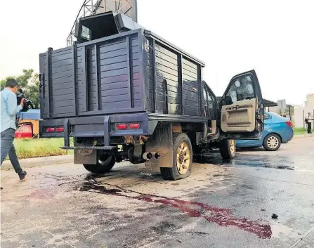  ?? FOTOS: JUAN VELEDÍAZ ?? Una de las camionetas artilladas quedó en una de las vialidades del Tres Ríos, con rastro de sangre.