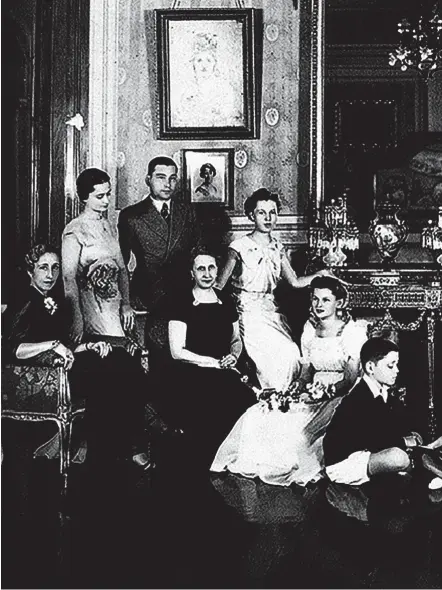  ?? EM ?? Fernando Zóbel con su familia, en su casa en Manila, a finales de la década de 1930 (de izquierda a derecha, y de abajo arriba). Sentados en el suelo, en primera fila: Enrique Zóbel, María Victoria Zóbel y Fernando Zóbel. Sentados en butacas, en segunda fila: Angelita Olgado, esposa de Jacobo Zóbel; Fermina Montojo, madre de Fernando Zóbel; Consuelo Zóbel, esposa del general James D. Alger; Gloria Zóbel, esposa de Ricardo Padilla; Enrique Zóbel de Ayala,; Joseph R. McMicking y su esposa Mercedes Zóbel. De pie, en tercera fila: Matilde Zóbel, esposa del coronel Luis Albarracín; Jacobo Zóbel, y Alfonso Zóbel con su esposa Carmen Pfitz.