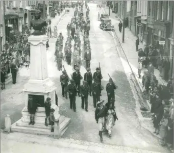  ??  ?? The Davis Centenary celebratio­n on October 16, 1942.The parade makes its way down William O’Brien St past the Fitzgerald Monument.