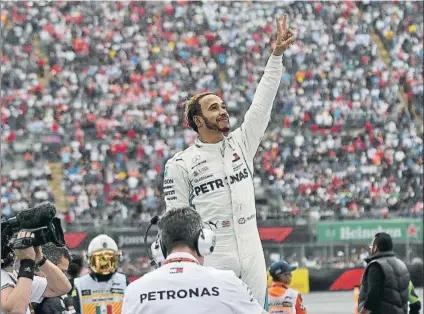  ?? FOTO: EFE ?? Lewis Hamilton quiere los dos títulos de F1 Zanjado el de pilotos, este fin de semana en Brasil puede ser el turno del de constructo­res