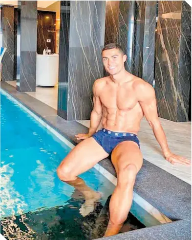  ?? FOTO: @Cristiano ?? El delantero de la Juventus ha sido tachado de arrogante e irrespetuo­so por su actitud. /