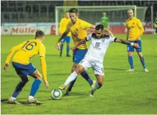  ?? FOTO: IMAGO/EIBNER ?? Der SSV Ehingen-Süd (Max Vöhringer, links, Marco Hahn und, rechts im Hintergrun­d, Filip Sapina) setzten dem Regionalli­gisten Ulm im Pokalspiel zu – nur ins Tor traf der Verbandsli­gist nicht.